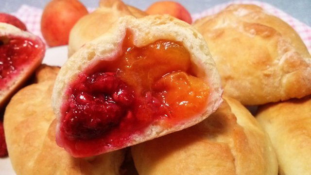 Фото к рецепту: Пирожки с абрикосами и малиной