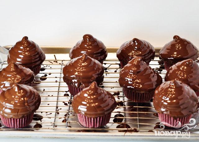 Шоколадные капкейки с кремом и шоколадной глазурью - фото шаг 7