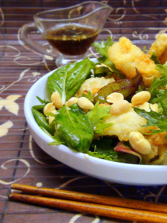 Фото к рецепту: Салат «окинава» с темпурой и кунжутом под рыбным соусом.