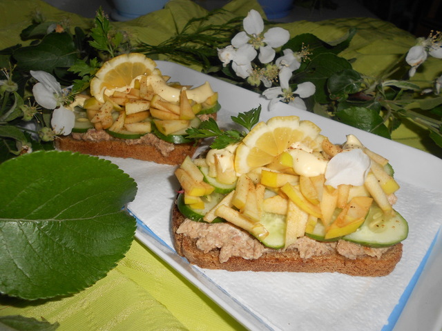 Фото к рецепту: Салат с тунцом на тостах