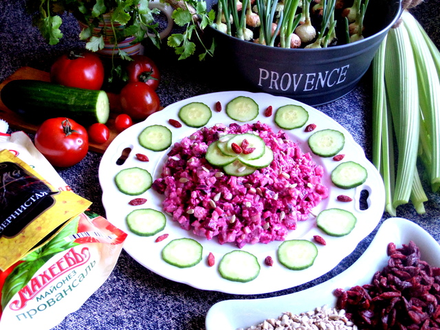 Фото к рецепту: Свекольный салат с сельдью