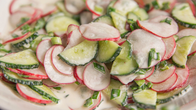 Фото к рецепту: Очень вкусный весенний салат с редиской