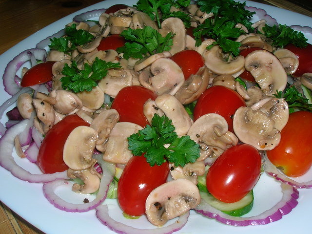Фото к рецепту: Овощной салат с быстромаринованными шампиньонами