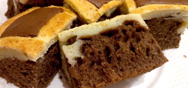 Фото к рецепту: Пирог подушки или стеганое одеяло. простой и вкусный пирог. шоколадно-творожное тесто