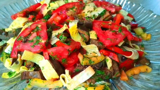 Фото к рецепту: Обалденный салат без майонеза с баклажанами и яичными блинчиками!