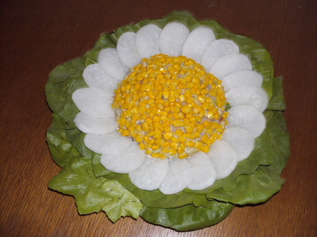 Фото к рецепту: Салат ромашка -2 (с капустой)