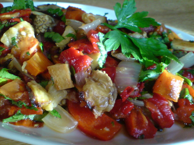 Фото к рецепту: Салат из запечённых овощей (1100-это здорово!)