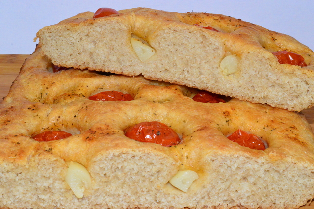 Фото к рецепту: Пирог с помидорами и чесноком