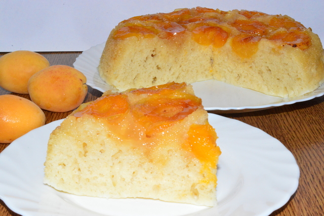 Фото к рецепту: Пирог на сковороде абрикос-карамель