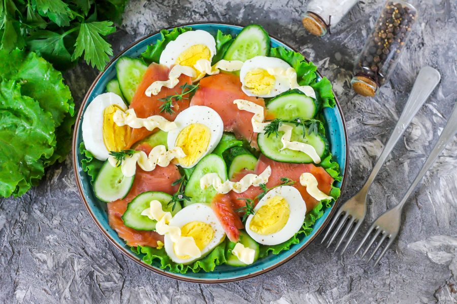 Салат с горбушей, огурцом и яйцом - фото шаг 5