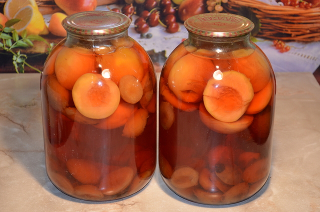 Фото к рецепту: Компот из персиков и сливы