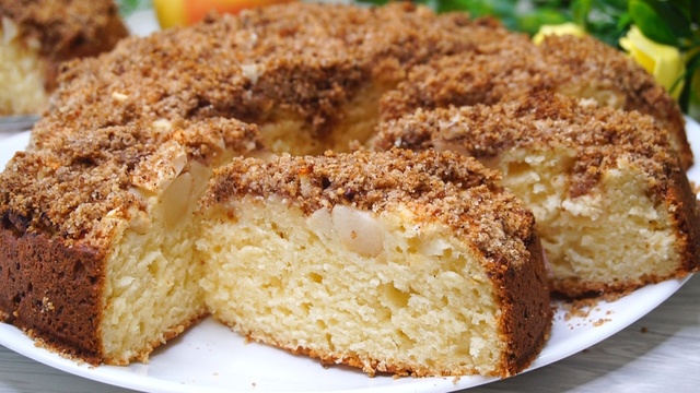 Фото к рецепту: Пирог из творога с яблоками и с хрустящей ореховой шапочкой.