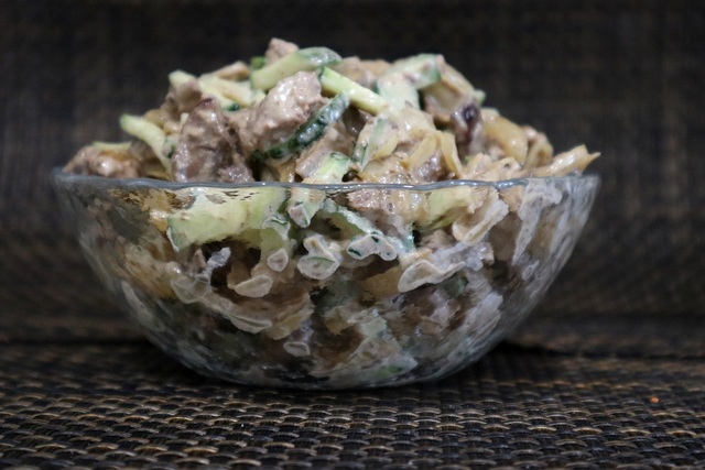 Фото к рецепту: Салат из куриной печени и огурца