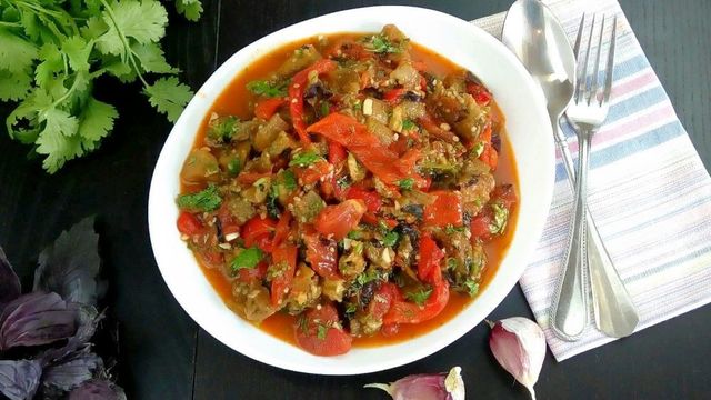 Фото к рецепту: Салат из печёных овощей