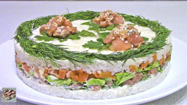 Фото к рецепту: Слоеный салат с малосольной горбушей