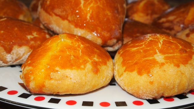 Фото к рецепту: Оранжевые пирожки с творогом (на томатном соке)