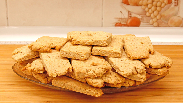Фото к рецепту: Быстрое и простое медово-ореховое печенье с овсяными хлопьями