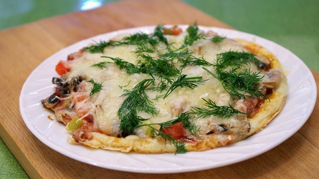 Фото к рецепту: Быстрая пицца с грибами и ветчиной на сковороде
