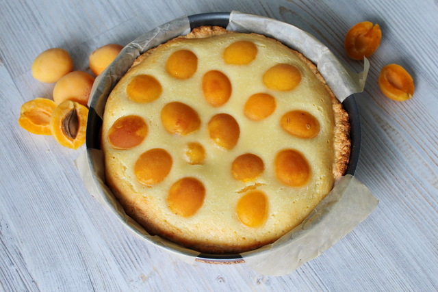 Фото к рецепту: Пирог с абрикосами. 
