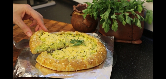 Фото к рецепту: Сочный пирог с молодой капустой, яйцами и зеленью