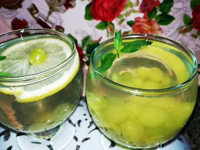 Фото к рецепту: напиток из винограда,лимона и мяты.