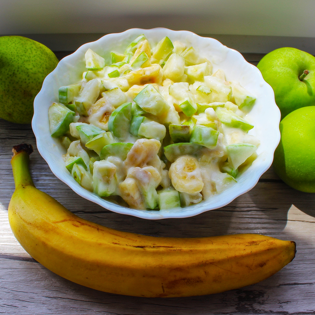 Фото к рецепту: Если хочешь питательный и вкусный завтрак - приготовь этот фруктовый салат!