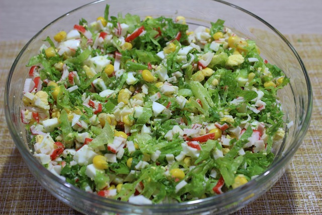 Фото к рецепту: Салат из зеленого салата с крабовыми палочками