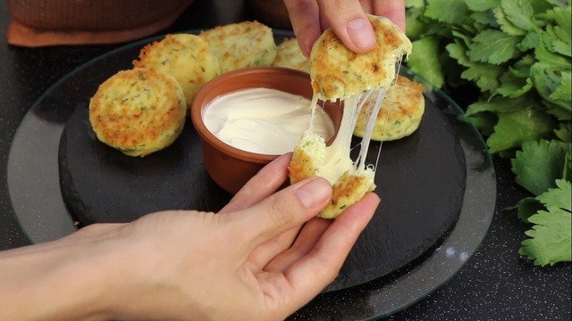 Фото к рецепту: Сырники с сыром и зеленью