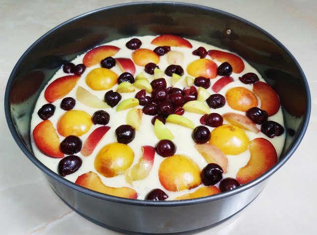 Фото к рецепту: Перемешал испек - готово! простой фруктовый пирог