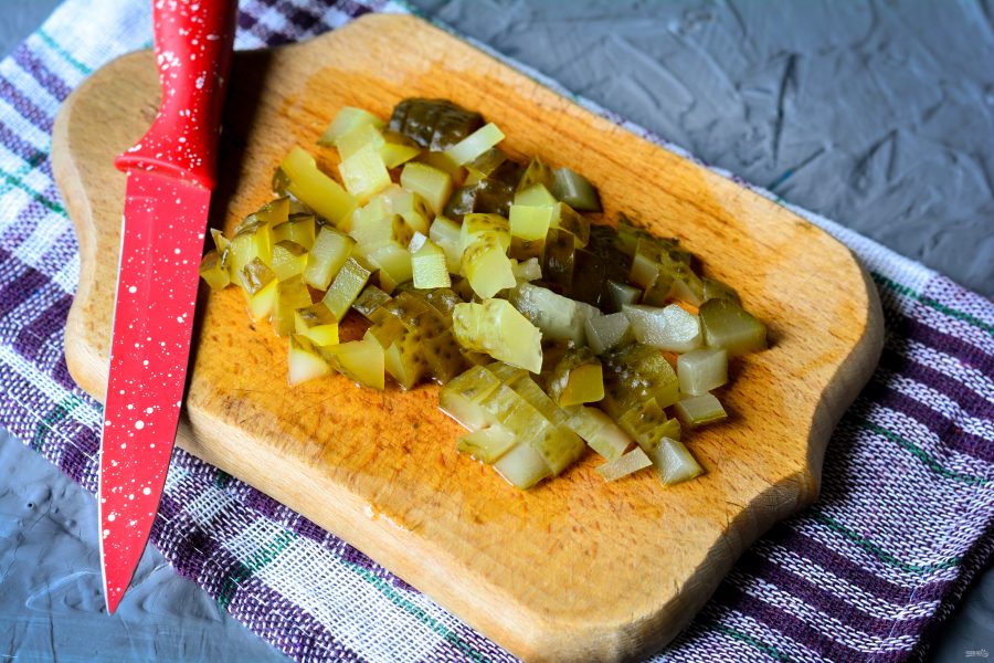 Салат из печени трески с горошком и огурцом - фото шаг 4