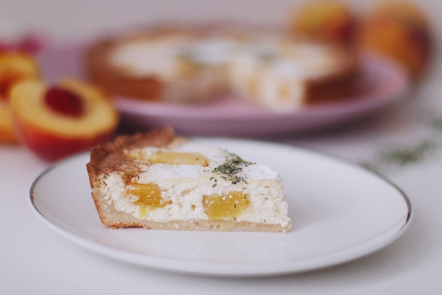 Фото к рецепту: Творожный пирог с персиками