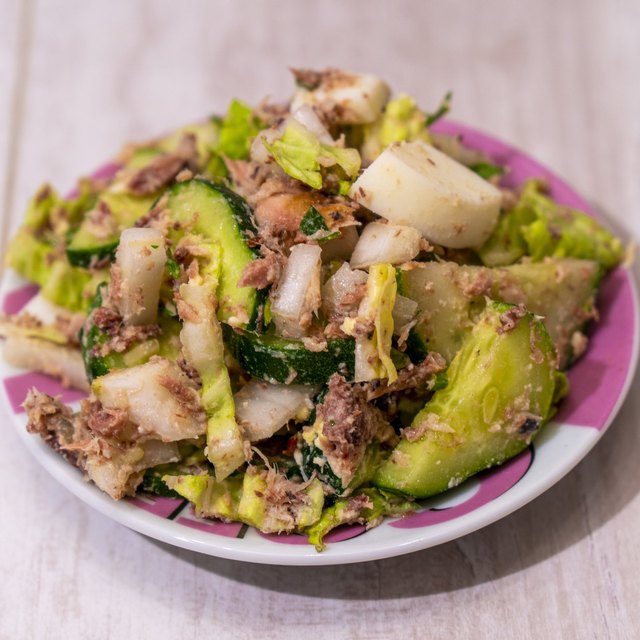 Фото к рецепту: Полезный летний салат с тунцом и свежими огурцами