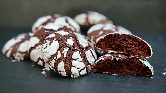 Фото к рецепту: Шоколадное печенье с трещинками