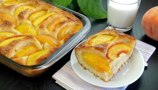 Фото к рецепту: Сдобный пирог с персиками