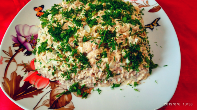 Фото к рецепту: Рыбный салат с лапшой быстрого приготовления.