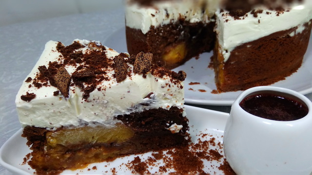 Фото к рецепту: Шоколадный пирог с пьяным персиком и сметанным кремом