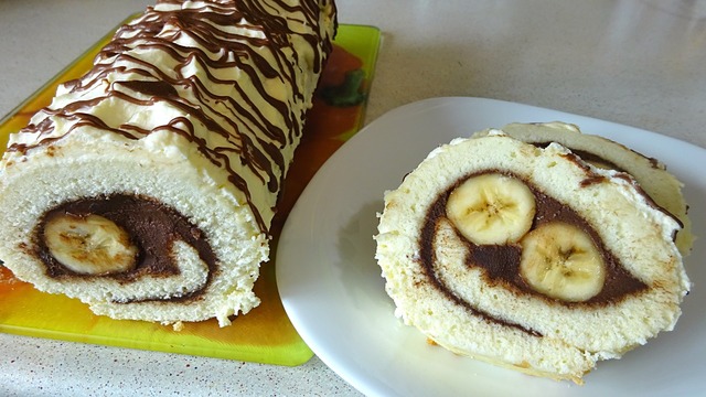 Фото к рецепту: Неожиданно! улыбающийся шоколадный рулет с бананами 