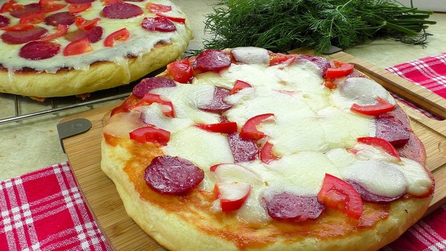 Фото к рецепту: Пицца на сковороде. пицца без духовки на дрожжевом тесте