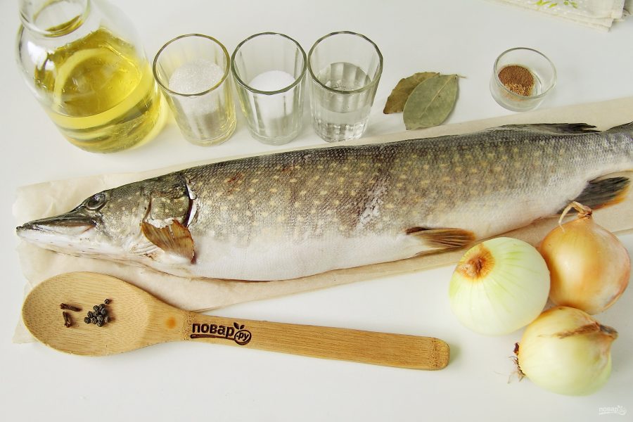 Рыба маринованная в уксусе с луком - фото шаг 1