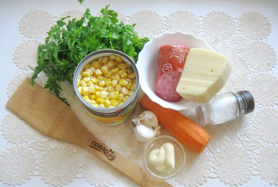 Салат с копченой колбасой, кукурузой и морковью - фото шаг 1
