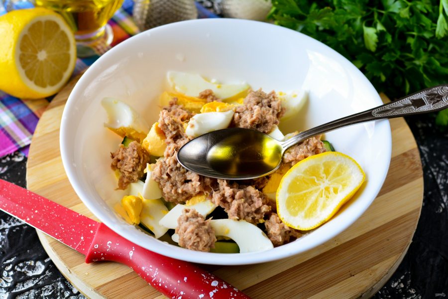 Салат с консервированным тунцом, яйцом и огурцом - фото шаг 5