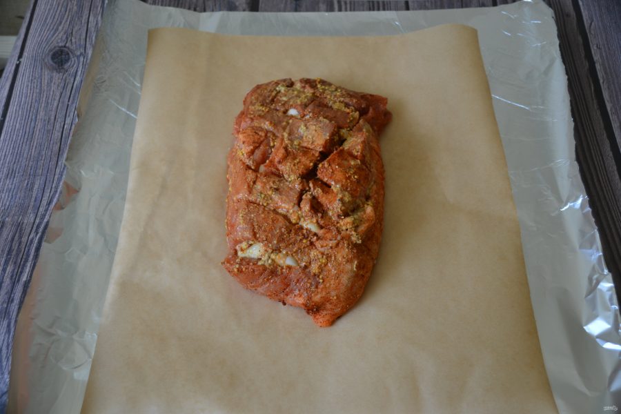 Свиной окорок, запеченный в духовке в фольге - фото шаг 5