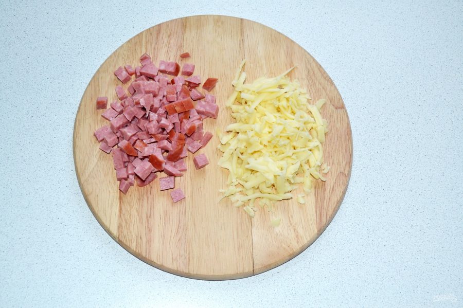 Булочки с колбасой и сыром в духовке - фото шаг 4