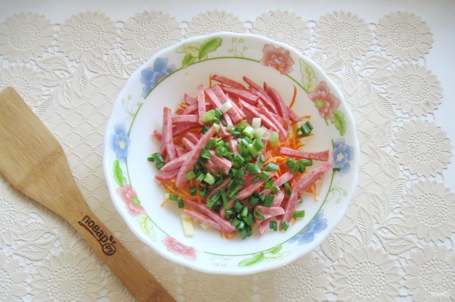 Салат с копченой колбасой, кукурузой и морковью - фото шаг 5