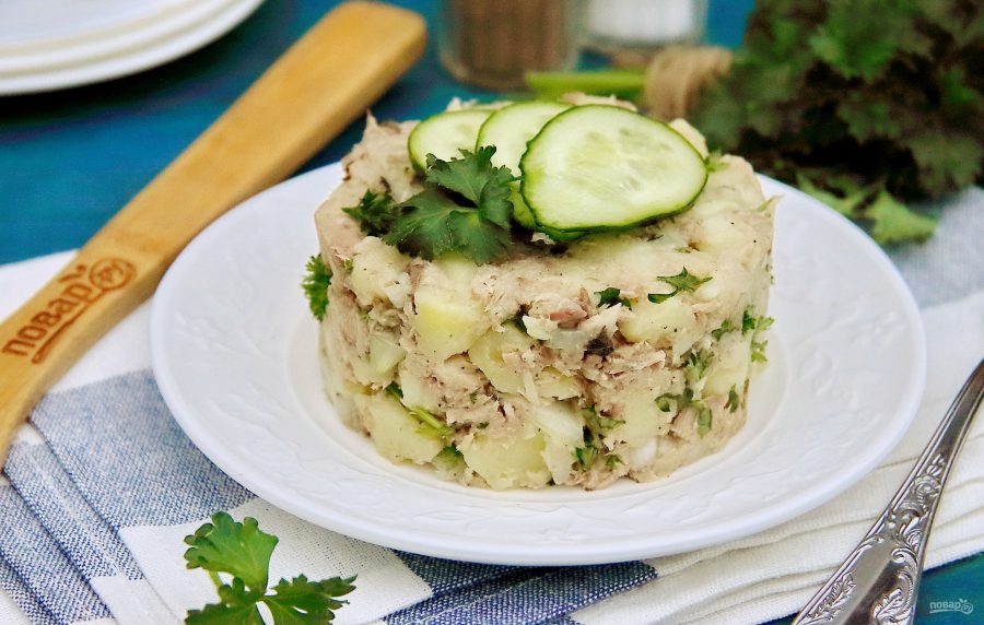 Рыбный салат из консервов с картошкой - фото шаг 7