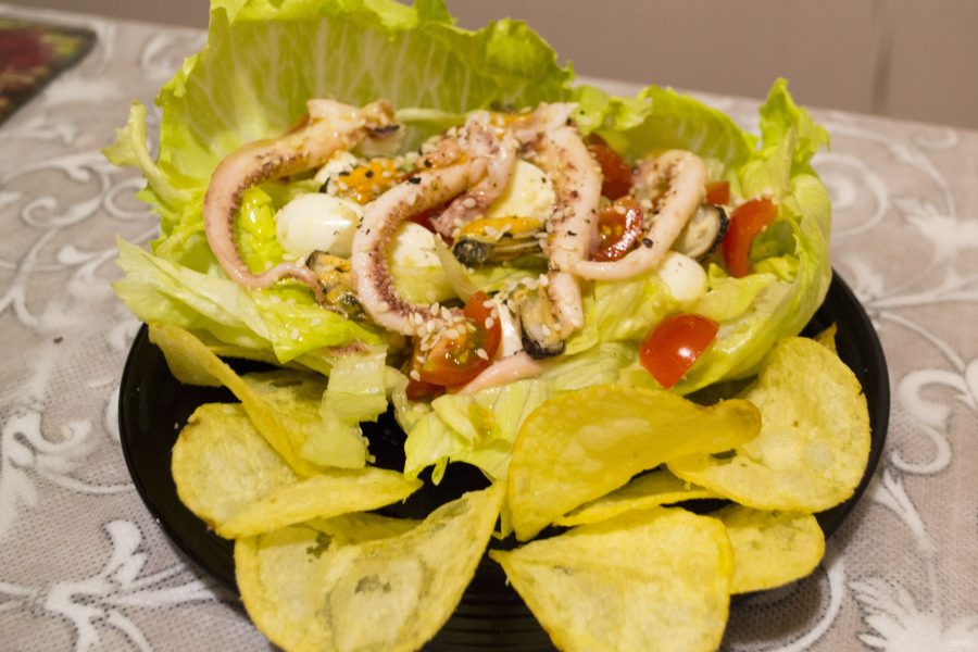Салат из кальмаров и мидий с чипсами "Жемчужина моря" - фото шаг 6