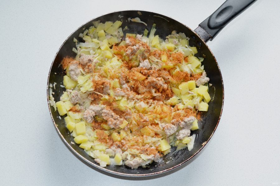 Штрудель с мясом, картошкой и капустой - фото шаг 6