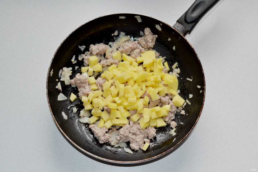 Штрудель с мясом, картошкой и капустой - фото шаг 4