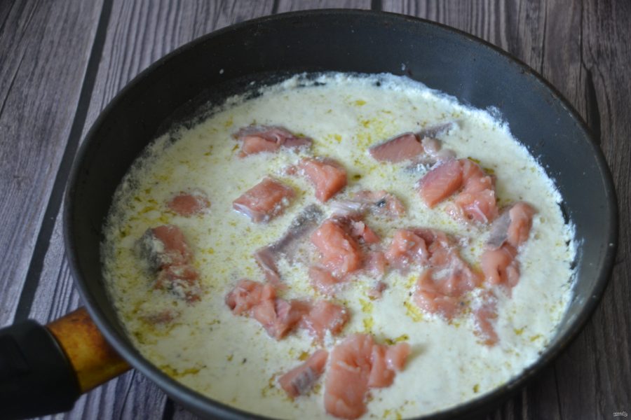 Фарфалле с лососем в сливочном соусе - фото шаг 6
