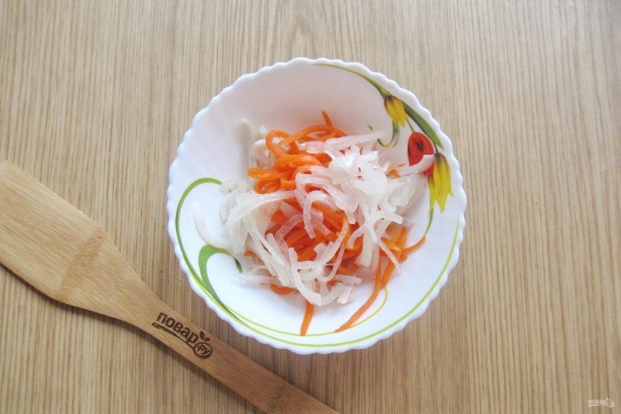 Салат с кальмарами и маринованным луком - фото шаг 10